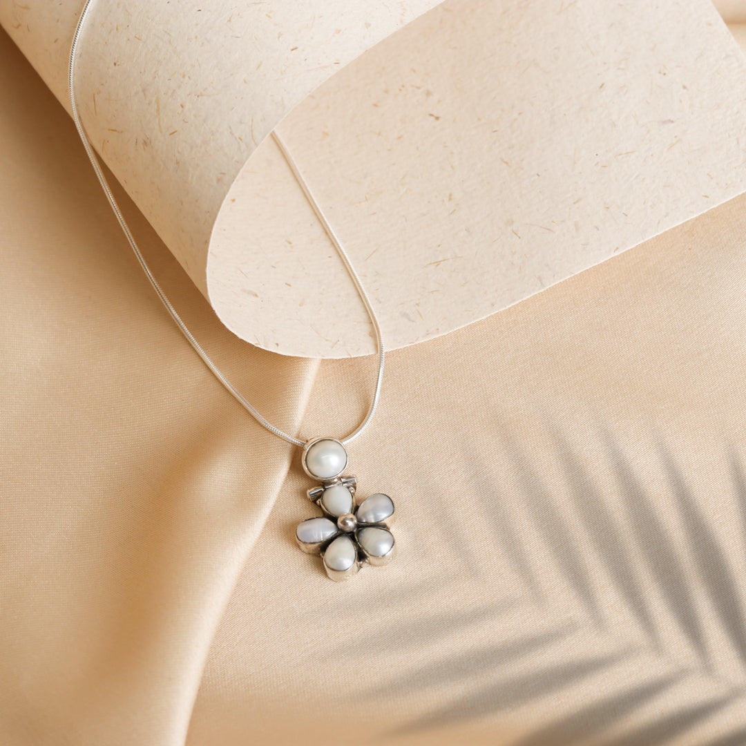 Floral Pearl Pendant Necklace