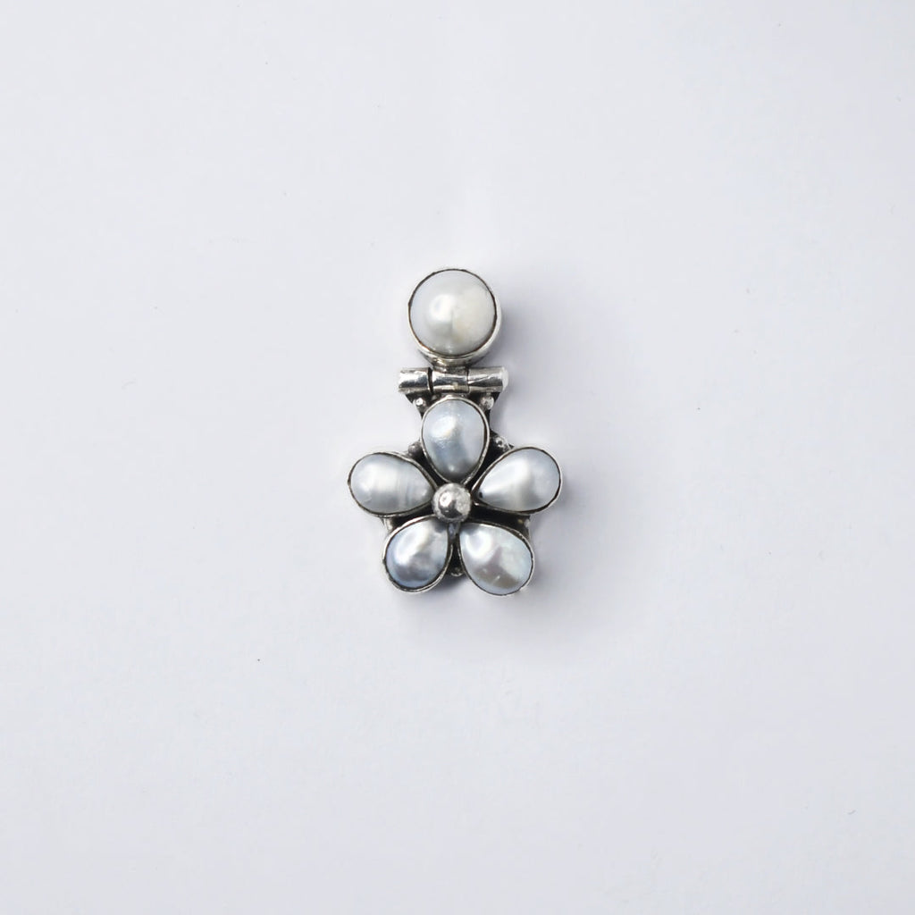Floral Pearl Pendant Necklace