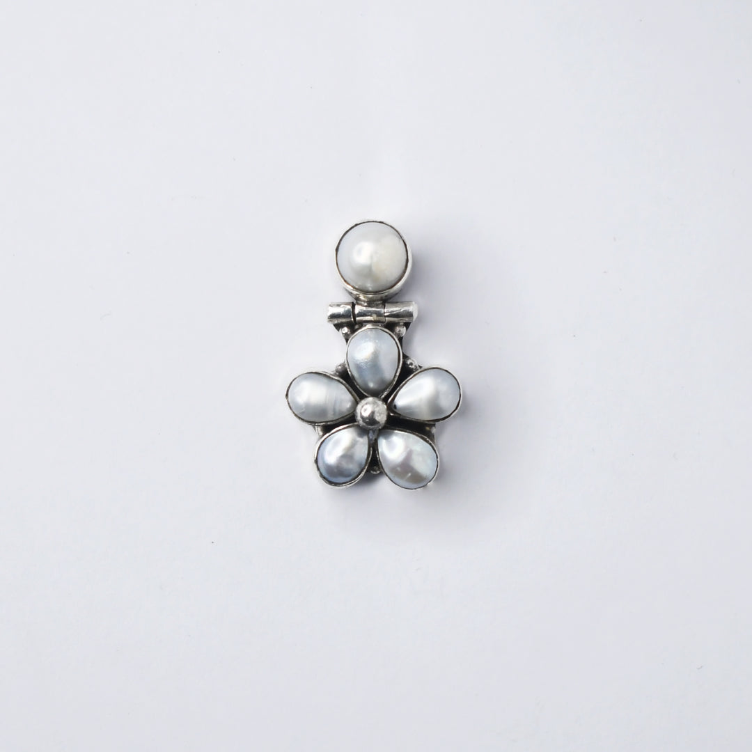 Floral Pearl Pendant Necklace